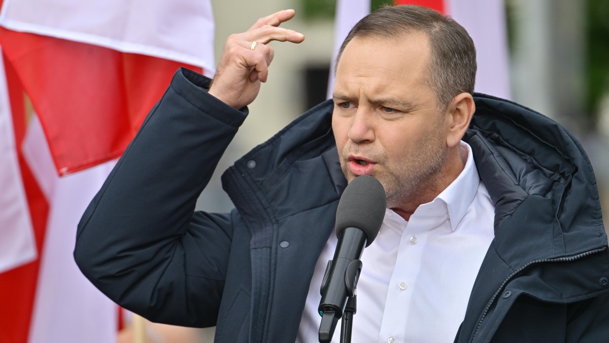 Karol Nawrocki na zdjęciu podczas konferencji prasowej związanej z ujawnieniem przez onet kulis afery mieszkaniowej.