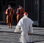 El nuevo Papa León XIV saluda desde el balcón central del Vaticano