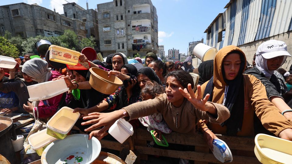 Hunger und Not in Gaza: Eine Kindergruppe steht an einer Essensausgabe