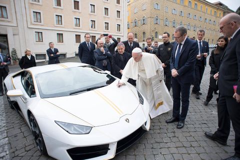 Papst auf dem Petersplatz beim Gottesdienst – wie viel verdient der Papst?
