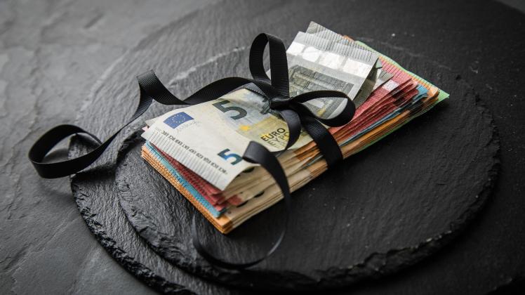 Mütterrente: Symbolbild Geld für Eltern und Rentnerinnen