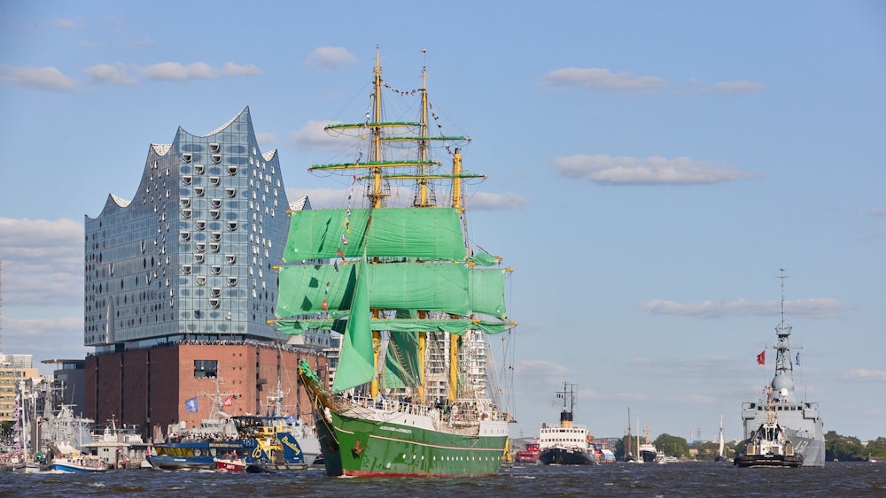 Beeindruckende Hafenszene in Hamburg während des Hafengeburtstags 2025