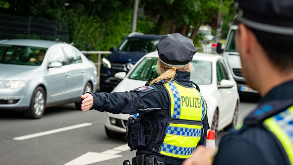 Bunte Feststimmung beim Hafengeburtstag in Hamburg – Menschenmenge, Schiffe und Bühnen an der Elbe