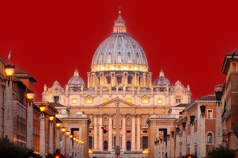 Papst Leo XIV. auf dem Balkon des Petersdoms – was verdient der Papst?