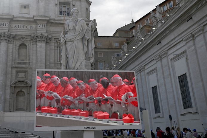 Robert Prevost als nieuwe paus Leo XIV op het balkon, begroet de menigte op het Sint Pietersplein.