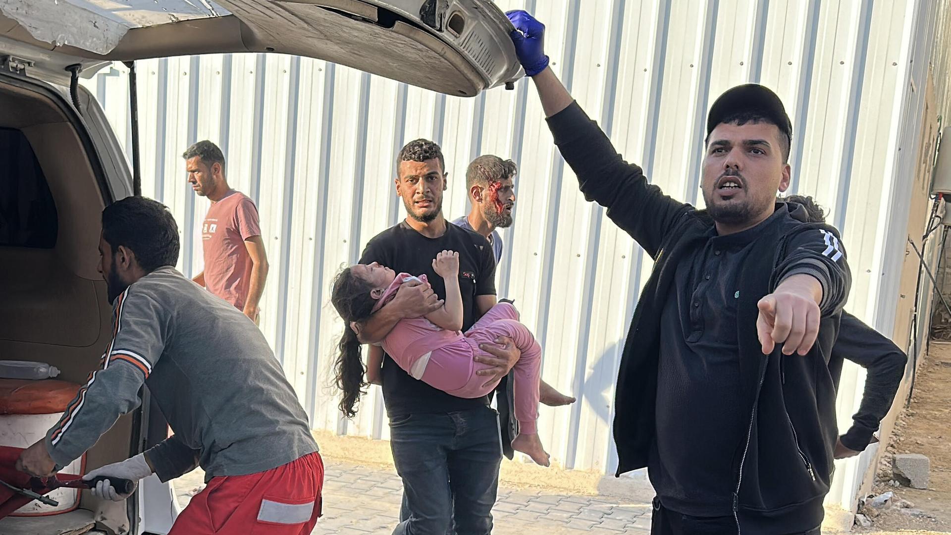 Rauch steigt nach Angriffen im Libanon auf