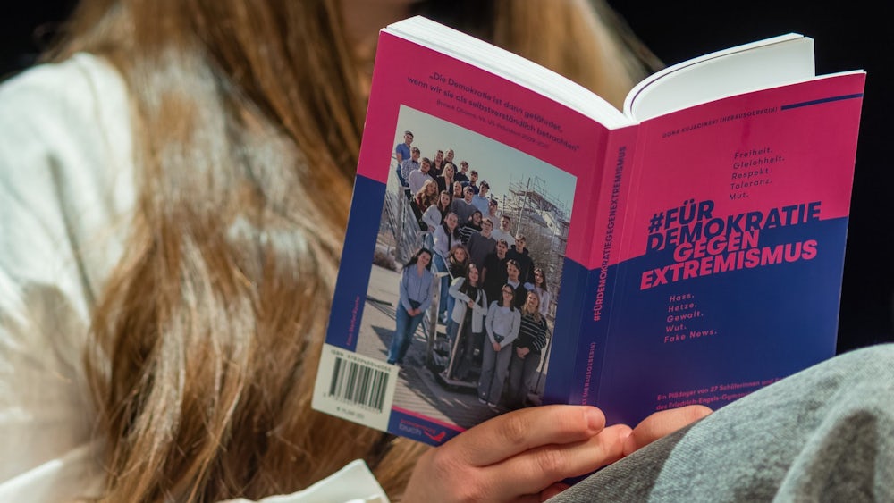 Iris Berben mit Senftenberger Schülern bei Buchvorstellung