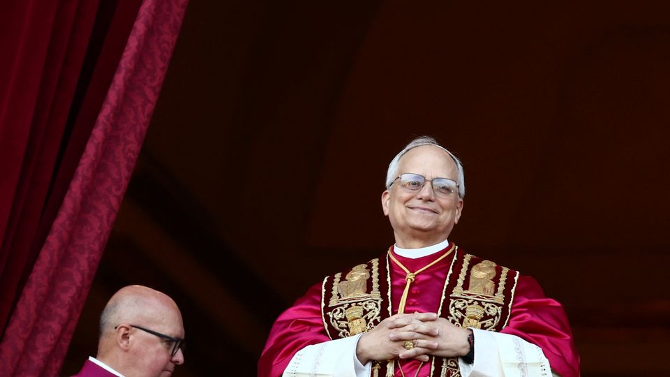 Neuer Papst Leo XIV. auf dem Petersplatz – Bezug zum Fokus-Keyword: neuer papst papst leo xiv trump