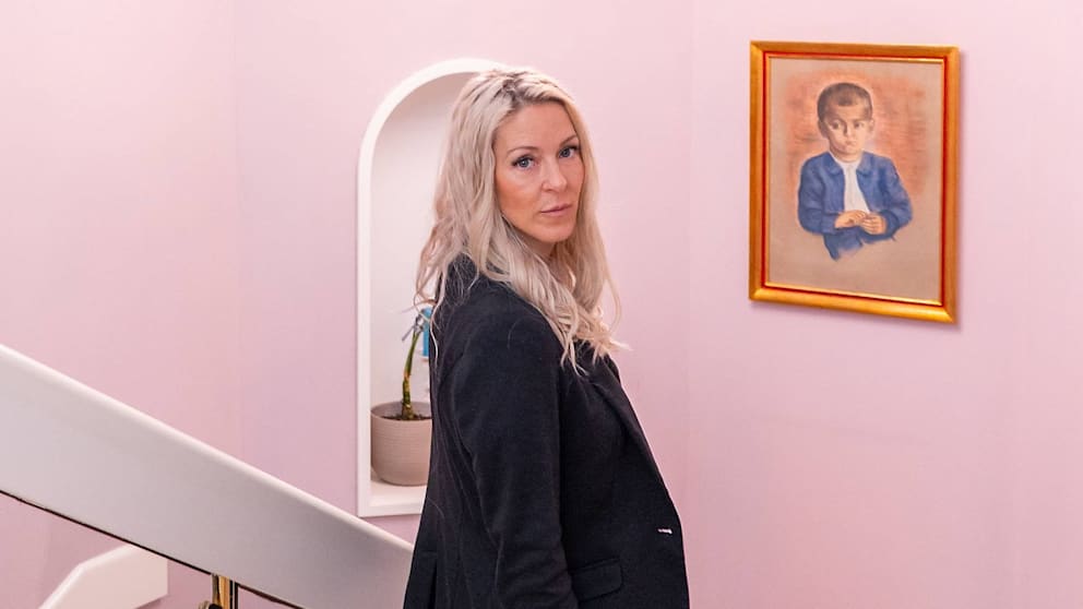 Simone Lugner vor der Villa von Richard Lugner