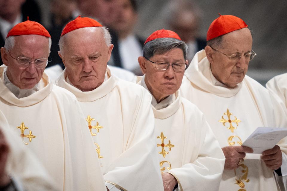 Papst vor dem Petersdom – wie viel verdient der Papst tatsächlich?