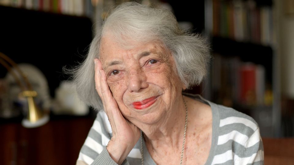 Margot Friedländer lächelt in ihrer Berliner Wohnung
