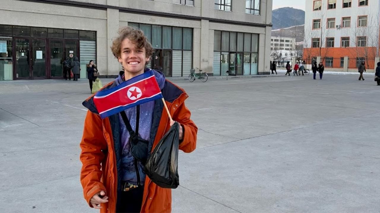 Luca Pferdmenges glücklicher Weltenbummler am Flughafen Düsseldorf, nach seiner Rekordreise durch alle Länder der Erde
