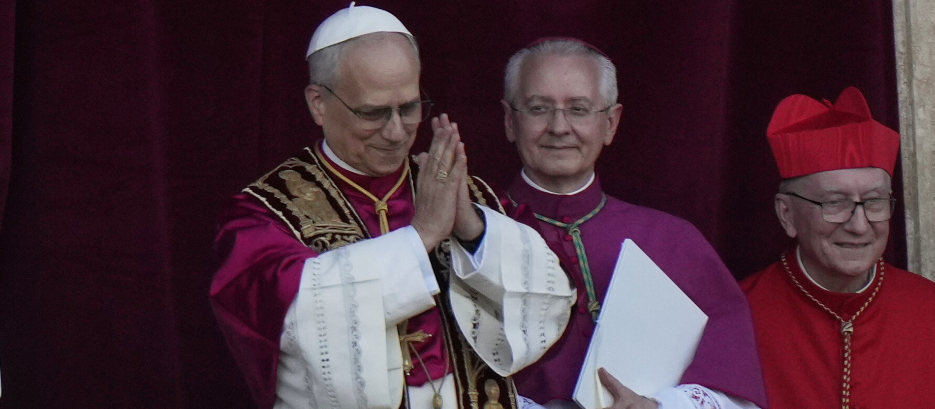 Neuer Papst Leo XIV. nach seiner Wahl auf dem Balkon des Petersdoms.