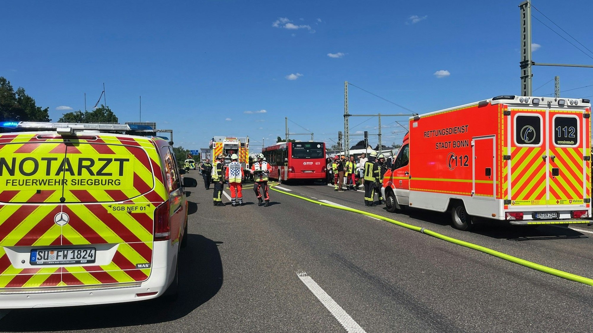 Rettungskräfte am Unfallort der A59