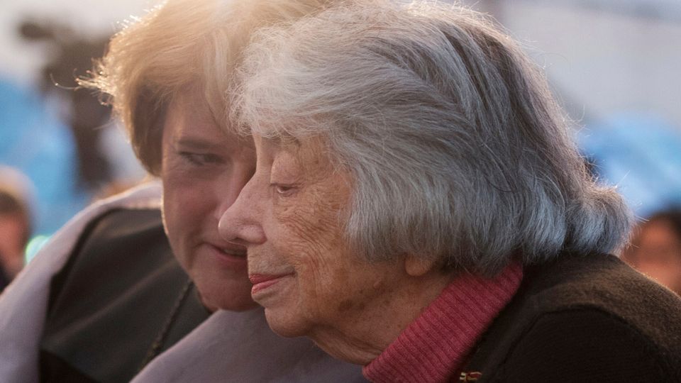 Margot Friedländer spricht bei einer Gedenkveranstaltung. Ich bin Margot Friedländer – Symbol der Menschlichkeit.