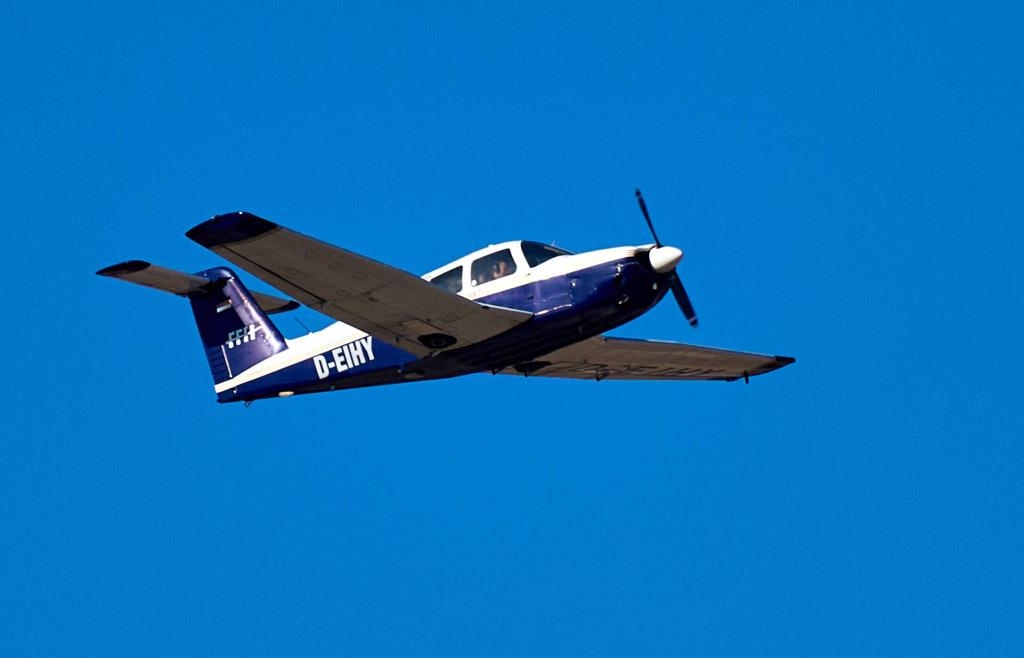 Kleinflugzeug nach Bauchlandung am Flughafen Salzburg