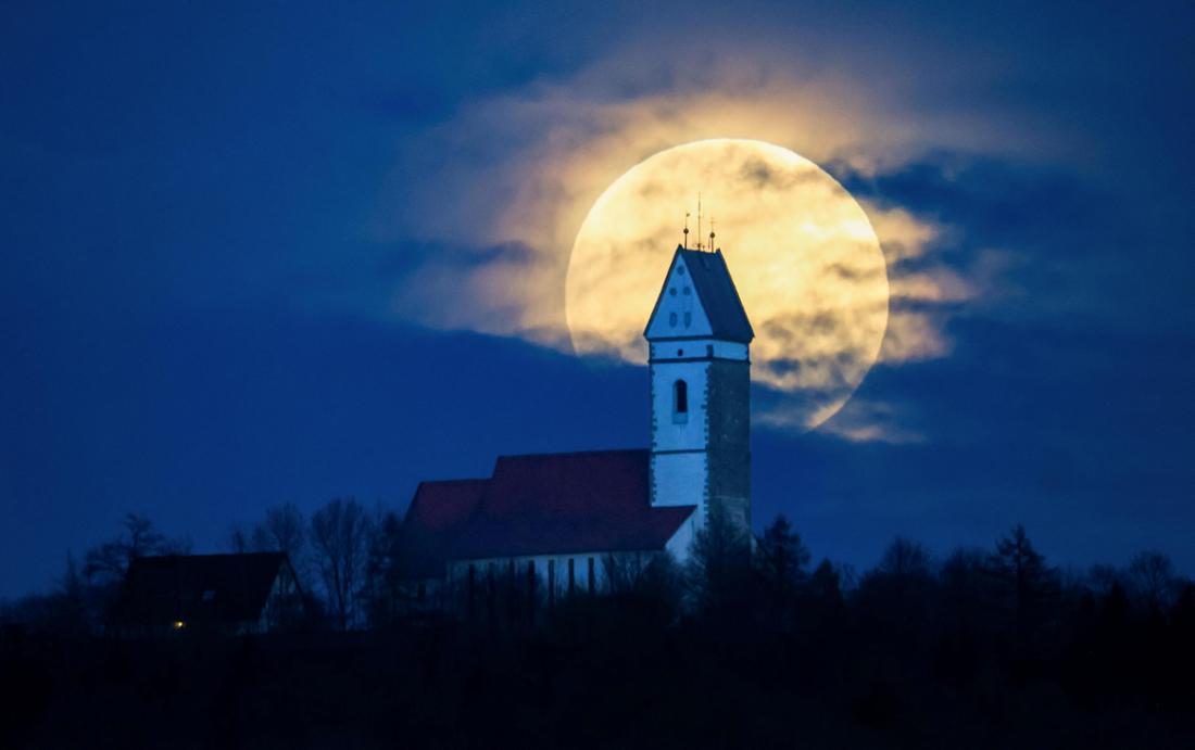 Vollmond Mai am Nachthimmel