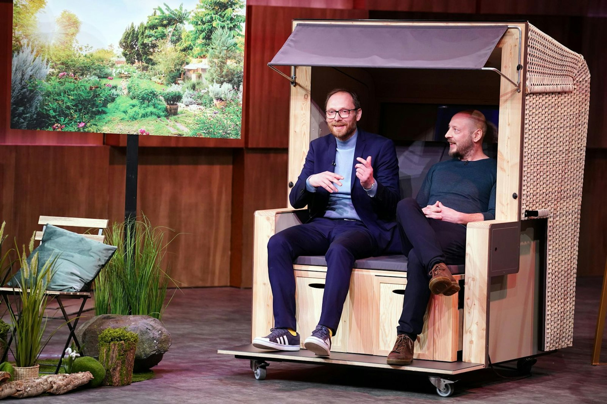Die innovative Korbsauna aus Höhle der Löwen erlebt ihren TV-Auftritt im Studio.