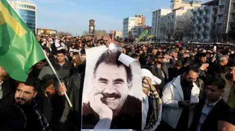 Ein Demonstrant hält ein Bild von öcalan bei einer Kundgebung – Symbol für die Kurdenfrage
