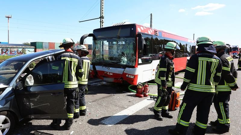 Einsatzkräfte am Unfall A59 Sankt Augustin – Massenkarambolage mit Flughafenbus