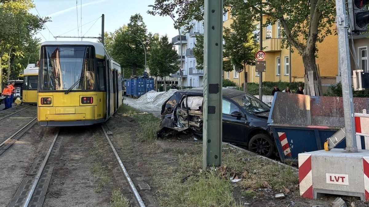Die entgleiste BVG-Tram nach dem Unfall in Berlin-Karlshorst