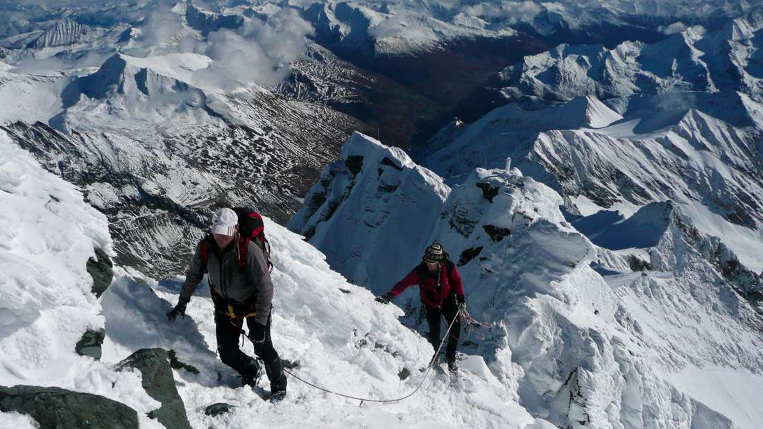 Bergsteiger steigen am Großglockner bei winterlichen Bedingungen auf