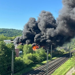 Großbrand Großkrotzenburg: Dichte Rauchschwaden ziehen über das Industriegebiet