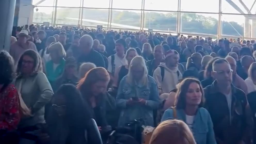 Wartende Reisende am Londoner Flughafen Stansted