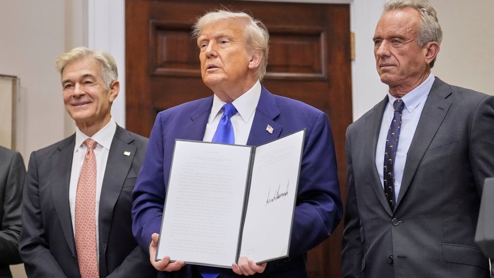 Donald Trump im Weißen Haus unterzeichnet Dekret zur Senkung von Arzneimittelpreisen in den USA