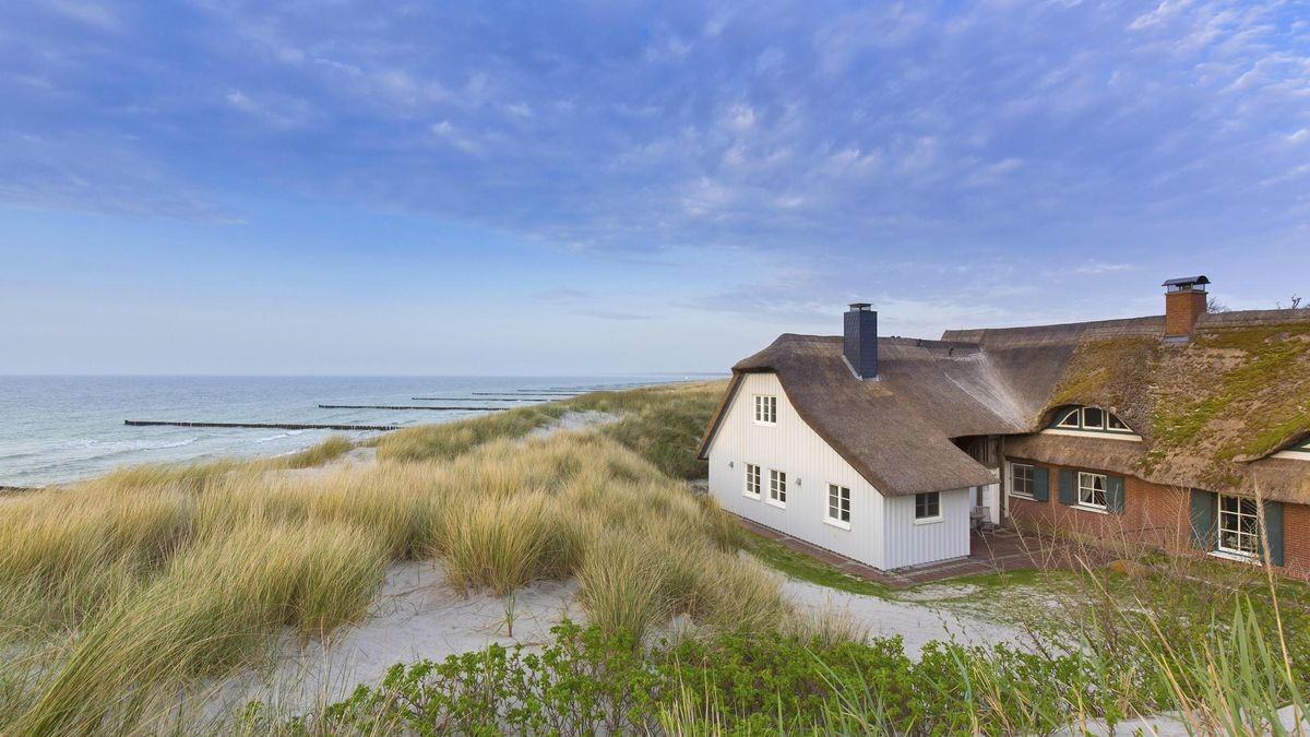 Blick auf Dünenlandschaft und Meer auf Sylt. Perfekte Kulisse für Immobilieninteressenten.