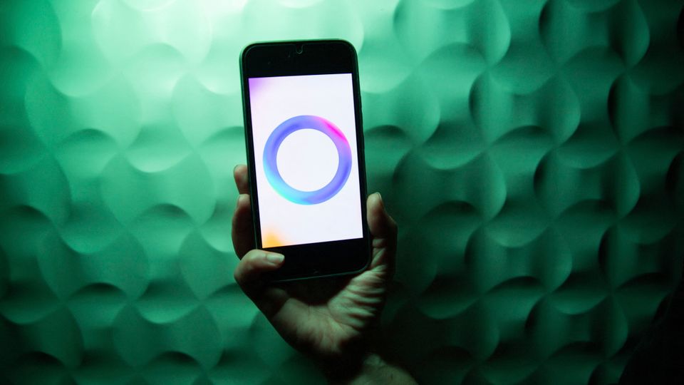 Symbolbild Smartphone mit Meta-Apps – Verbraucherzentrale und Datenschutz