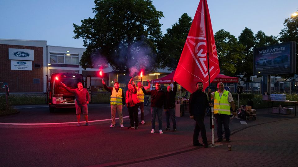 Streik bei Ford in Köln – Warnwesten und Protestbanner vor dem Werkstor