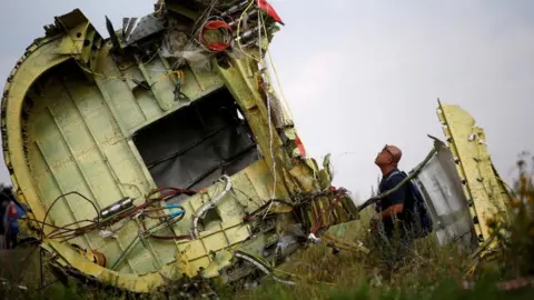 Untersuchung der MH17-Tragödie: Experten begutachten das Wrack in der Ostukraine.