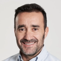 Vida urbana en Madrid: personas paseando y espacios públicos