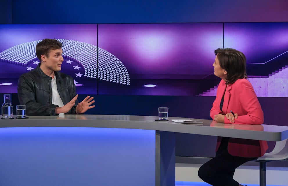 Constantin Schreiber als Tagesschau Sprecher im Studio