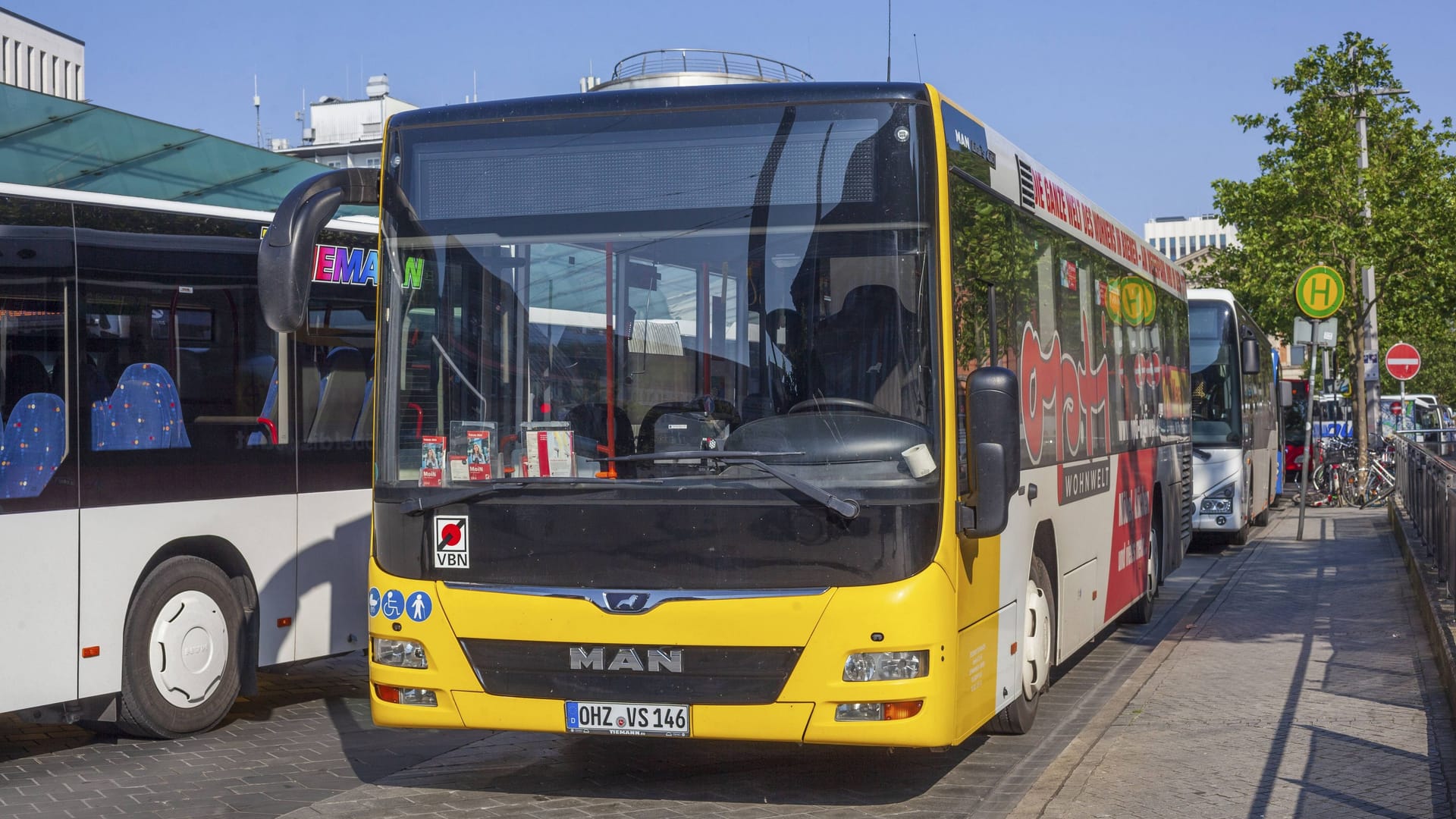 Busse stehen während des Warnstreiks an einer Haltestelle