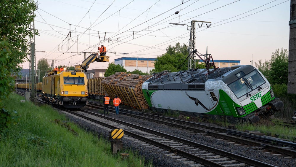 Güterzug-Entgleisung Borken – Spezialkran hebt Bahn-Lok zurück auf die Gleise
