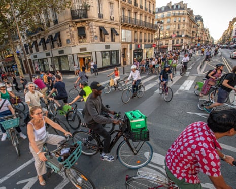 Fahrräder in Amsterdam – Symbol für nachhaltige Mobilität
