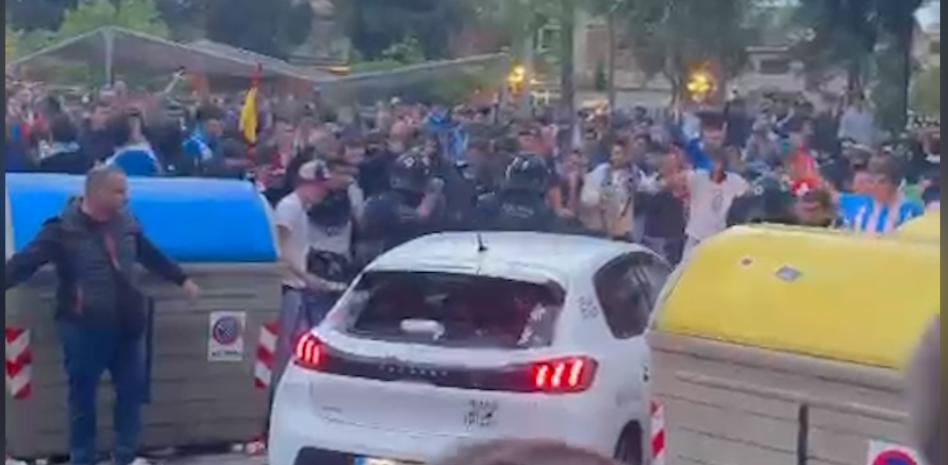 Seguidores del Espanyol muestran su preocupación tras el incidente en el Barcelona derby