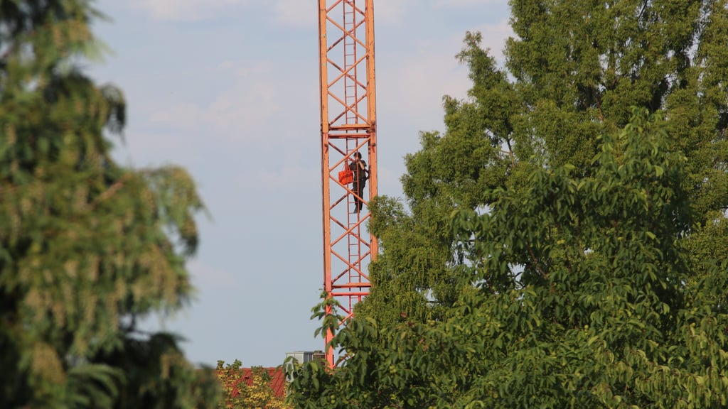 Skyline von Münster mit modernen Gebäuden und Baustellen im Vordergrund