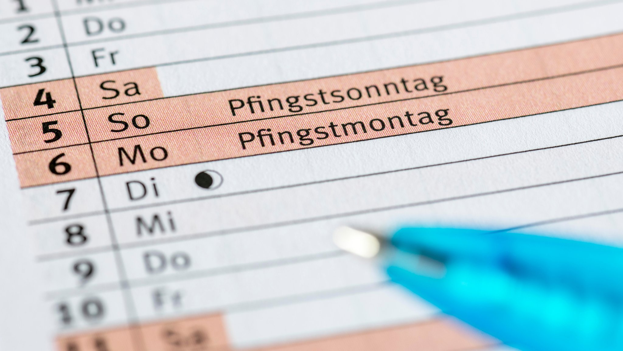 Blick auf einen traditionellen Feiertag in Deutschland – Menschen genießen ihren freien Tag