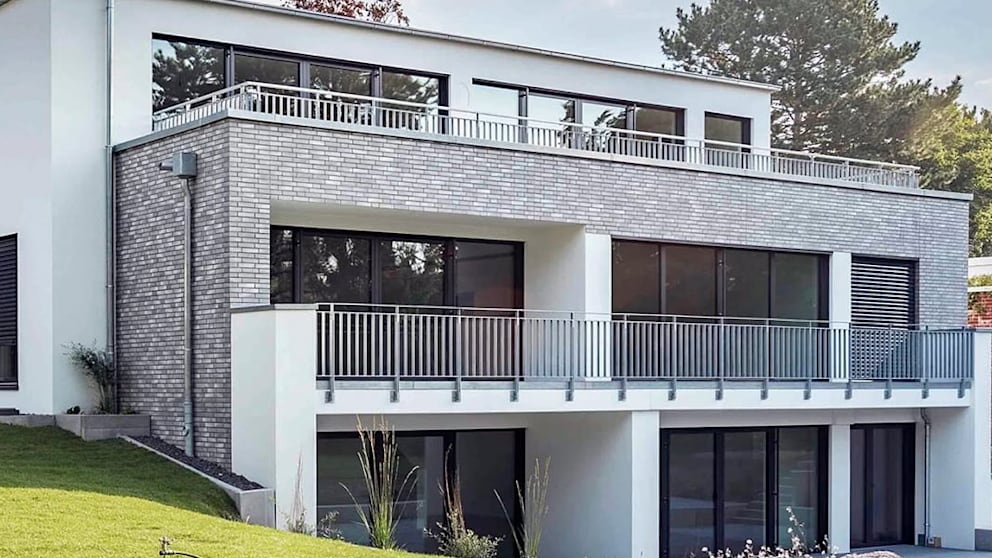 Moderne Luxusvilla von Per Mertesacker in Hannover mit Blick ins Wohnzimmer