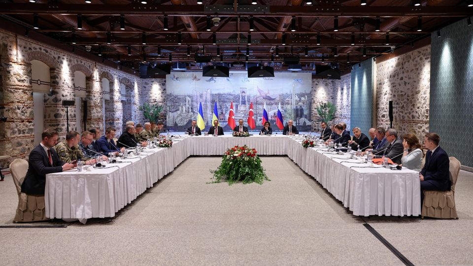 Das Treffen zwischen Delegationen aus Russland, der Ukraine und türkischen Gastgebern.