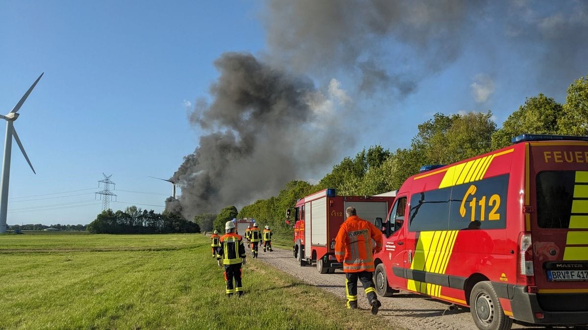 Bremervörde Windrad brennt: Schwarzer Rauch steigt aus der brennenden Anlage auf