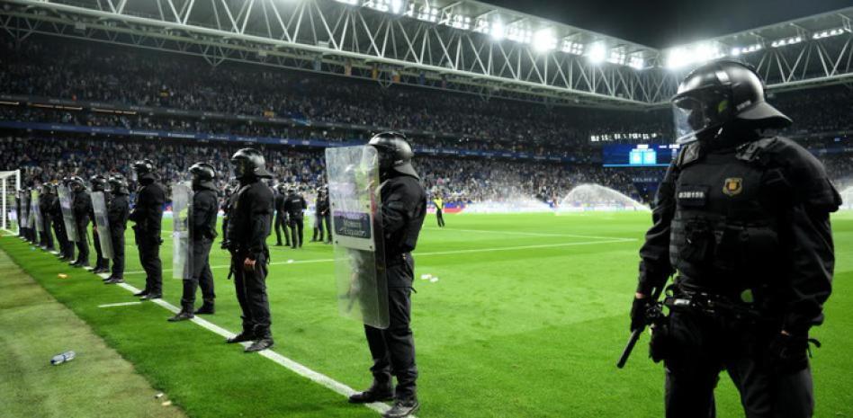 Aficionados agrupados cerca del RCDE Stadium en el derbi espanyol–barcelona