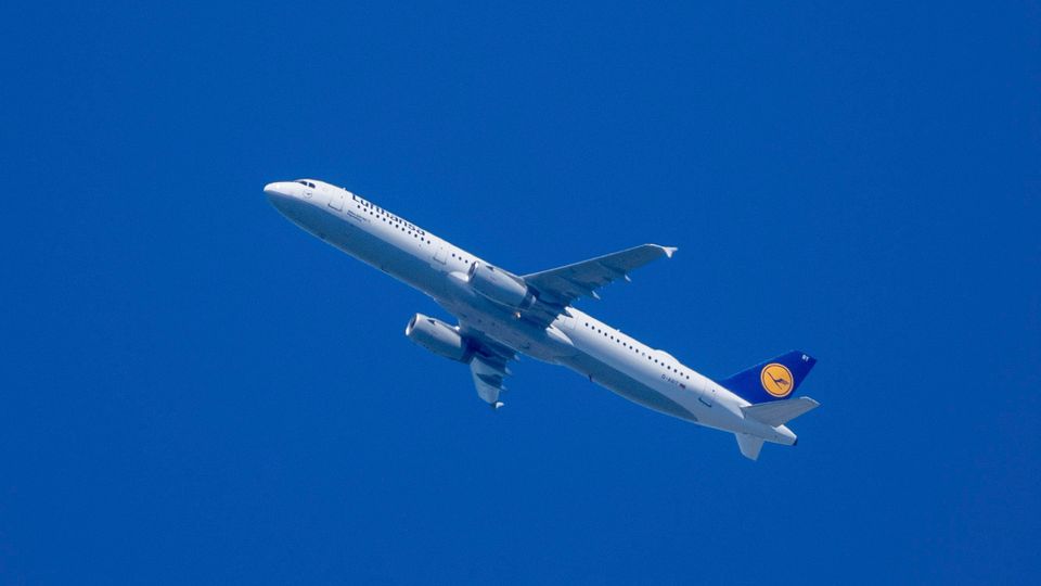 Lufthansa Airbus A321 während des Landeanflugs – Symbolbild zum Vorfall 'lufthansa ohne pilot'