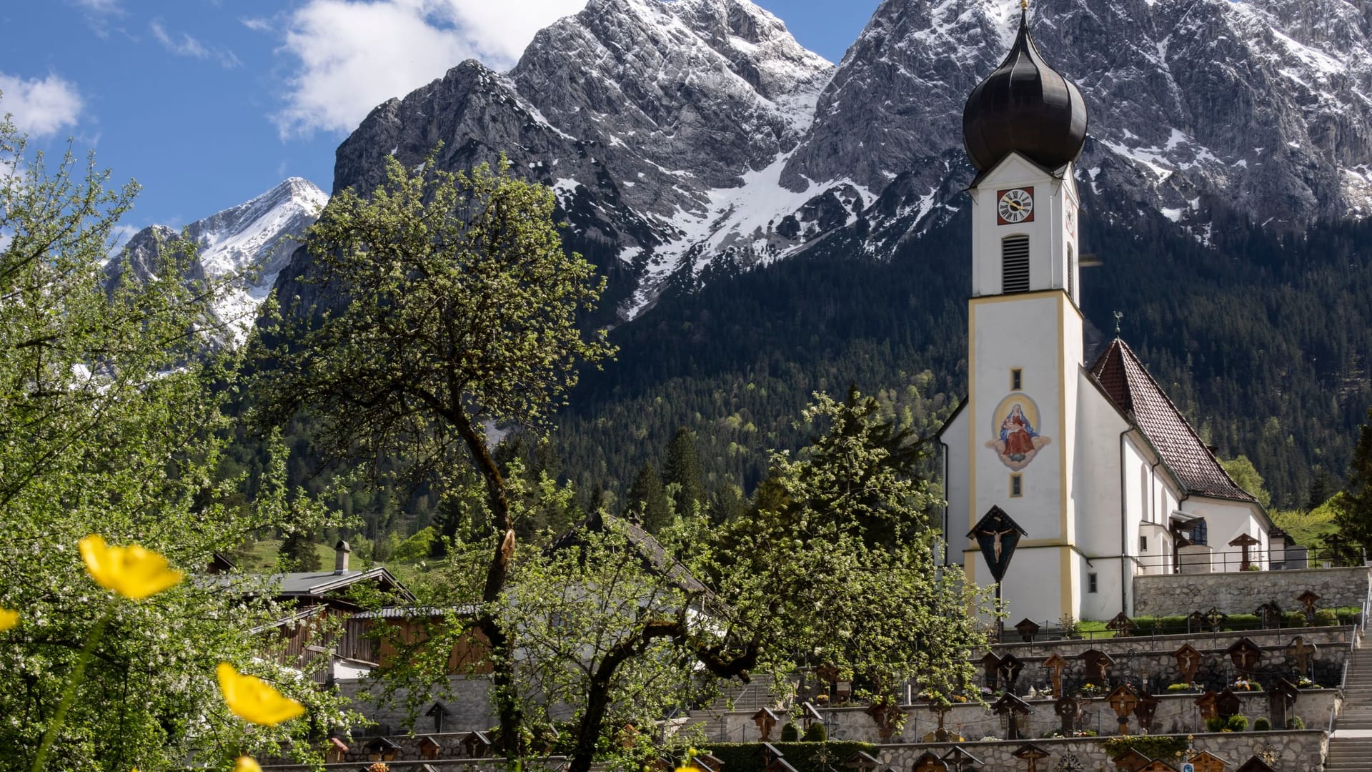 Blick auf die Zugspitze bei Sonnenschein – Bergregion mit Weitblick