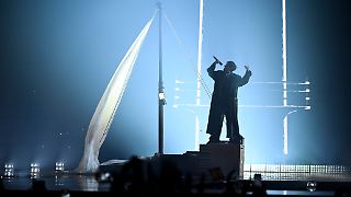 Segelschiff unter der Brooklyn Bridge in New York