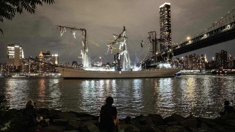Segelschiff rammt Brooklyn Bridge in New York – Blick auf das havarierte Schiff vor der Brücke