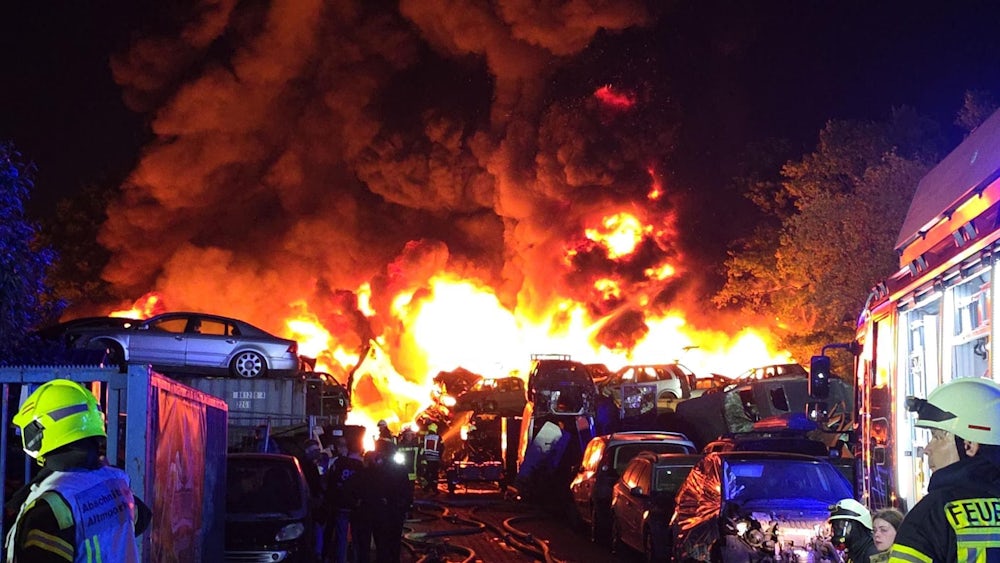 Blick auf die gesperrte A28 bei Oldenburg nach Großbrand – a28 gesperrt